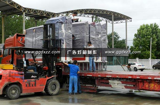 山東太陽能廣告垃圾箱裝車