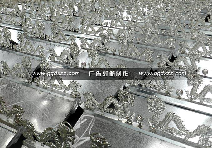 西藏仿古廣告垃圾箱太陽能頂棚