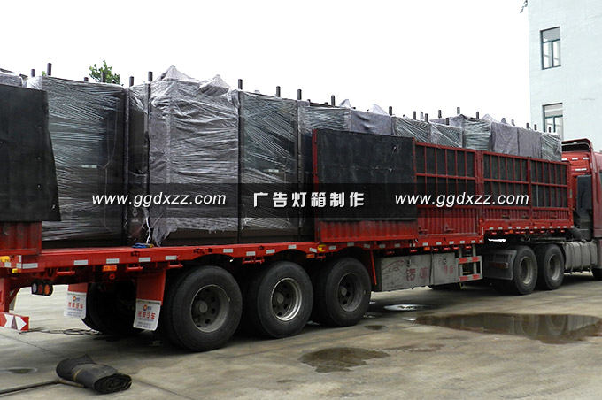 西藏仿古垃圾箱廣告燈燈箱裝車發貨完成
