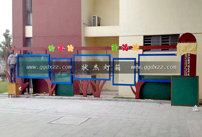 江蘇蘇州吳江經開區花港迎春小學校園宣傳欄