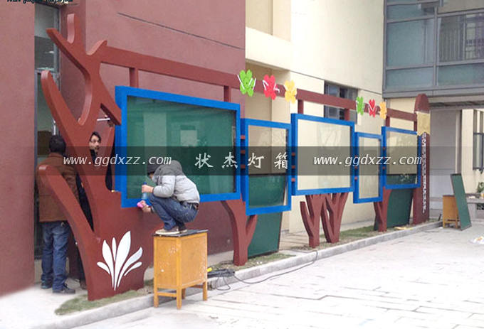 江蘇蘇州吳江經開區花港迎春小學校園宣傳欄