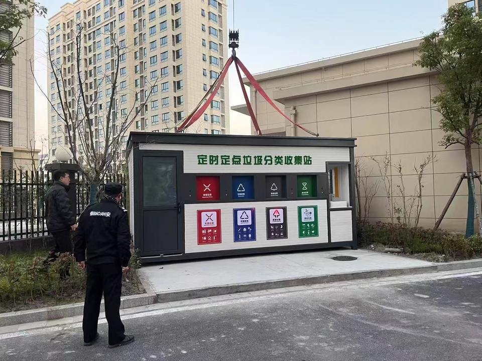 垃圾分類房整體吊裝現場